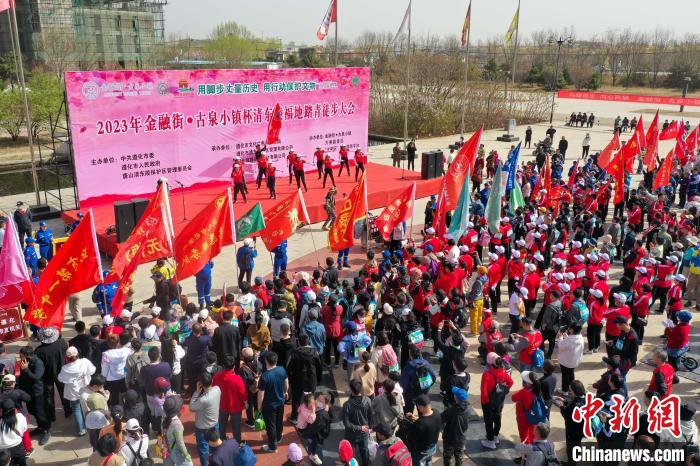 4月15日，各支徒步爱好者队伍正在清东陵进行热身运动。　赵亮 摄