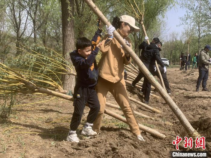 图为参加植树活动的在京台胞。　杨程晨 摄