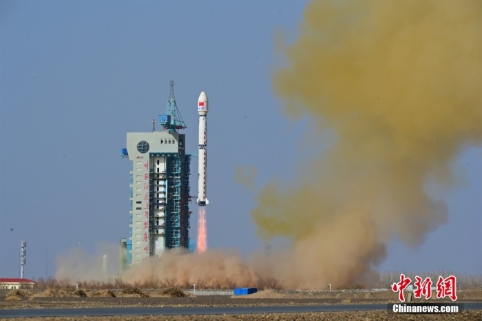 北京时间4月16日9时36分，中国在酒泉卫星发射中心使用长征四号乙运载火箭，成功将风云三号07星发射升空，卫星顺利进入预定轨道，发射任务获得圆满成功。该卫星主要为气象预报预测、防灾减灾、气候变化应对和生态文明建设等领域提供更优质服务。

此次任务是长征系列运载火箭的第471次飞行。汪江波 摄