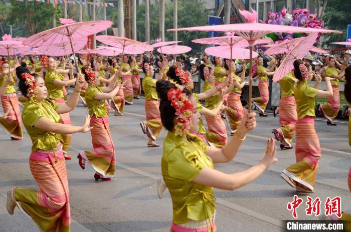 图为西双版纳当地民众在大游演上展示傣族伞舞。　缪超 摄