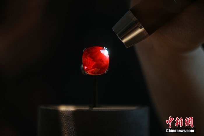 拍卖会史上最大红宝石在香港苏富比展出