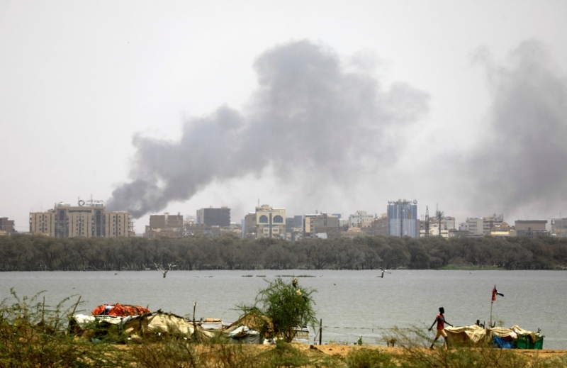 当地时间4月15日，苏丹首都喀土穆冒出浓烟。（图源：新华社）