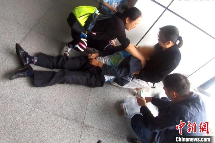 旅客车站突发疾病停止呼吸广西铁警180秒生死急救