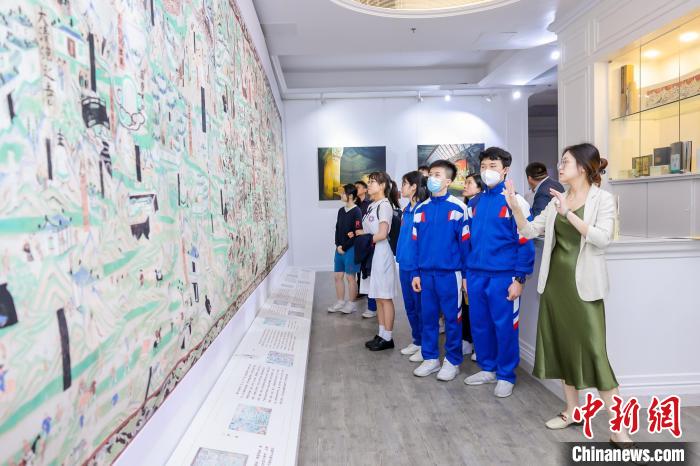 4月17日至20日，澳门“甘肃文化旅游周”系列活动在澳门持续开展。图为澳门民众参观数字敦煌展。　甘肃省文化和旅游厅供图