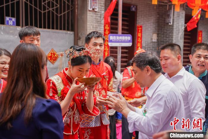 图为越方宾客体验中国传统婚礼。　陈冠言 摄