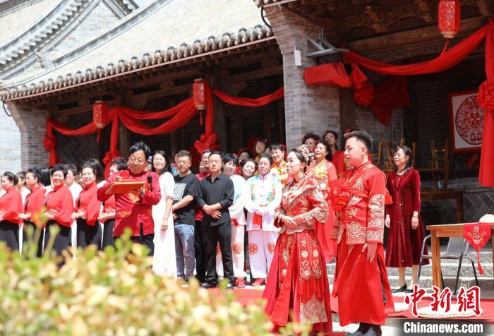 一对新人在多方见证下，于这处古村落举行传统婚礼。　王斌田 摄