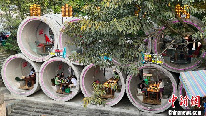 图为顾客在水泥管道内用餐。　肖江川 摄