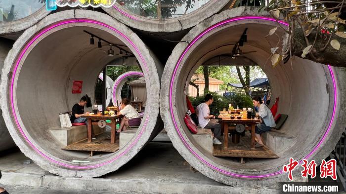 图为顾客在水泥管道内用餐。　肖江川 摄