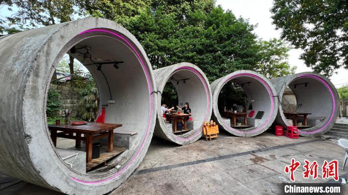 图为顾客在水泥管道内用餐。　肖江川 摄