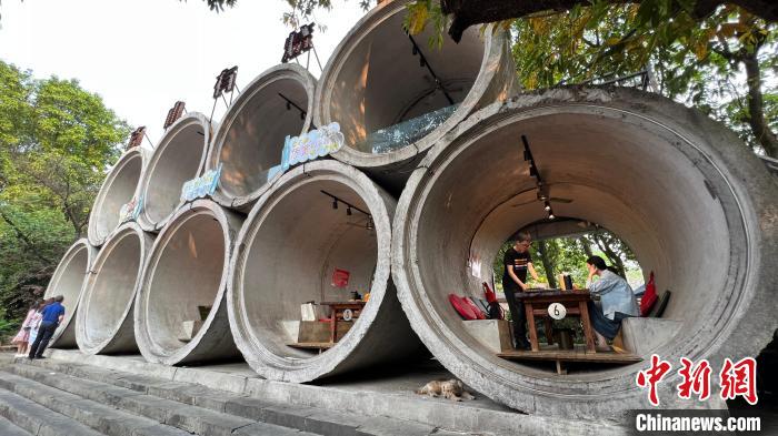 图为顾客在水泥管道内用餐。　肖江川 摄