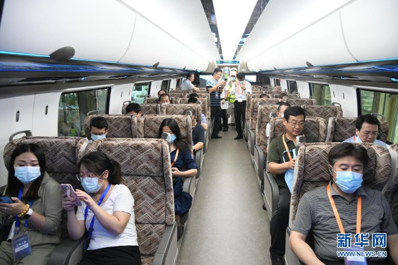 （图4）2021年7月20日，参观者在时速600公里高速磁浮列车内体验。新华社记者 李紫恒 摄