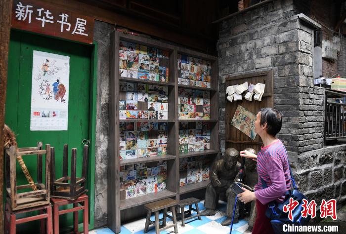东溪古镇内的老式书店吸引参观者驻足。　周毅 摄