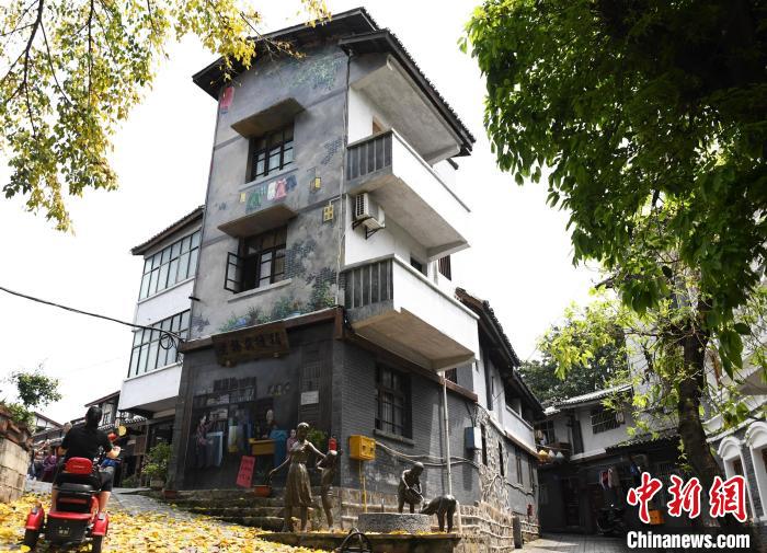 东溪古镇内的巨型壁画营造出老重庆人们的生活场景。　周毅 摄