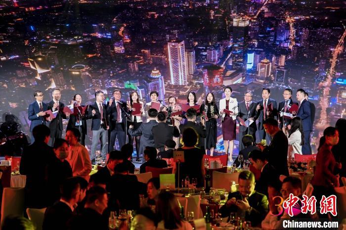 图为晚宴上嘉宾共同演唱歌曲。　中国香港(地区)商会供图