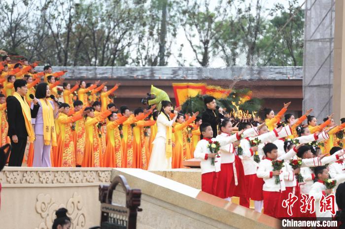 来自两岸及香港、澳门的四位歌手同唱《黄帝颂》。　韩章云 摄