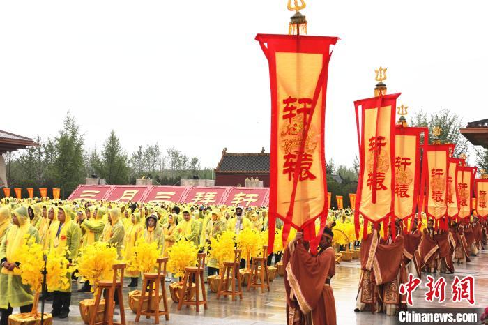 河南新郑“三月三，拜轩辕”。　韩章云 摄