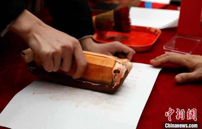 世界读书日：宁夏银川市民体验传统拓印技艺