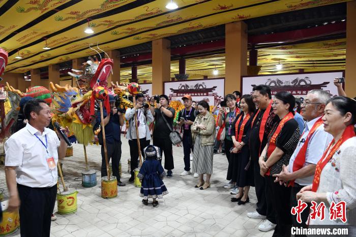 图为宾阳炮龙协会会长黎泽贤向出席活动的嘉宾讲解炮龙制作技艺。　蒋雪林 摄