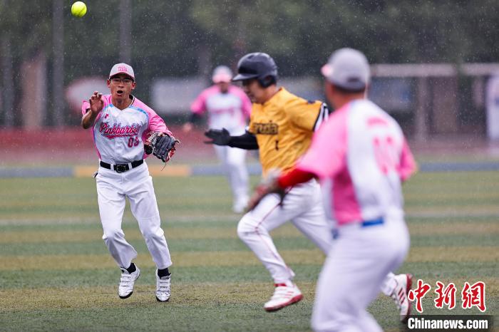 4月22日，两岸队员在2023海峡两岸全民棒垒球联赛(郑州站)比赛中切磋。　王骏 摄