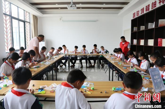 4月24日，中国航天日主题行动海南文昌分会场开展航天机械人手工创作体验课。　符宇群 摄