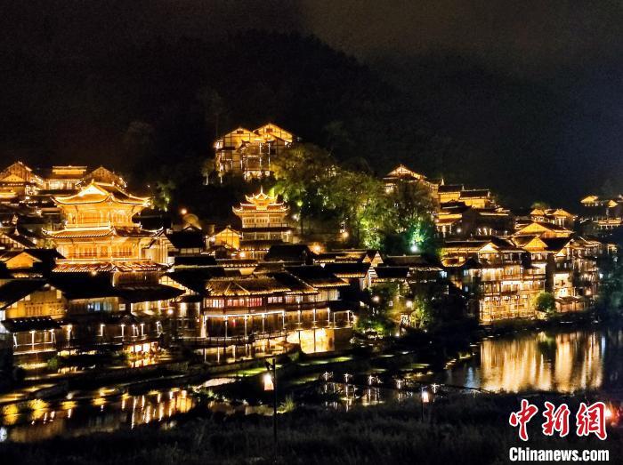 贵州乌江寨国旅际游度假区夜景。　刘美伶 摄