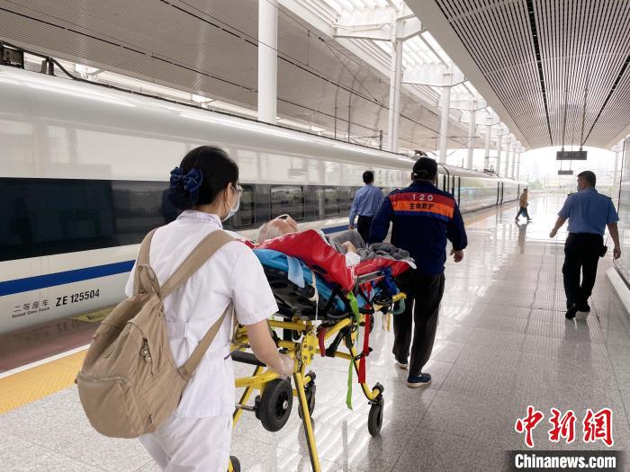 内地与香港恢复通关后首次跨境高铁医疗转运顺利完成