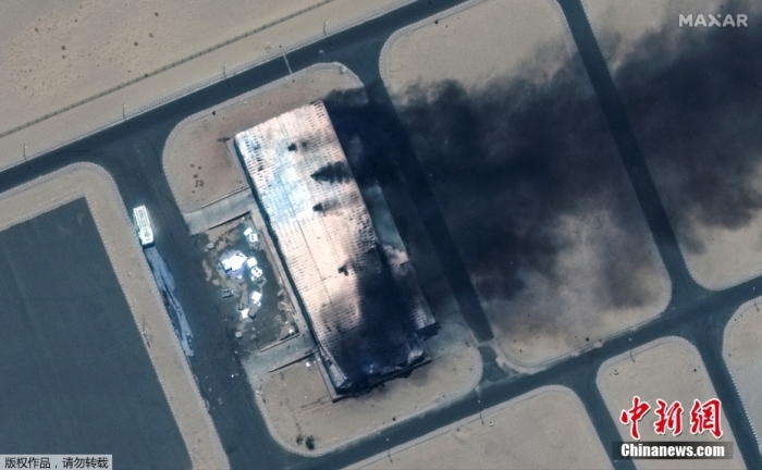 当地时间4月18日，卫星图显示在苏丹麦罗威空军基地(Merowe)燃烧的建筑。