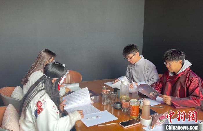 参与剧本杀选修课的学生多为剧本杀爱好者。　杨静 摄