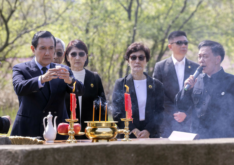 4月1日，在湖南省湘潭县茶恩寺镇双阳村马家祖墓，马英九先生在献酒。新华社记者 才扬 摄.png