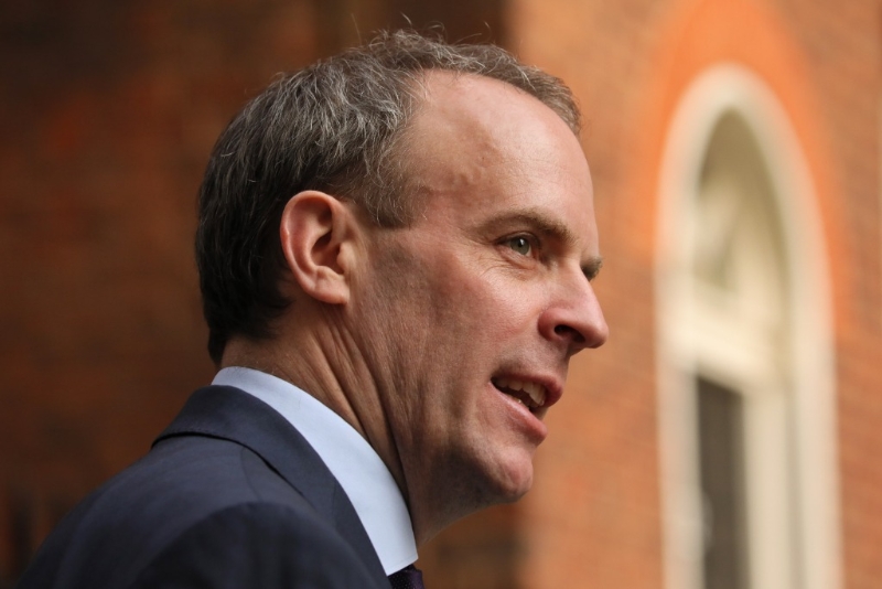 2020年4月8日，在英国伦敦，代表首相约翰逊处理有关事务的英国外交大臣拉布抵达唐宁街。（图源：新华社）