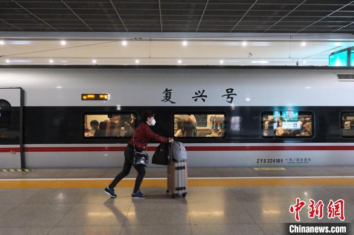 铁路上海站迎来“五一”假期返程客流高峰预计到达旅客58.0万人次