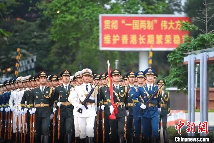 驻香港部队组织官兵和来队亲属参加“五一”升国旗仪式