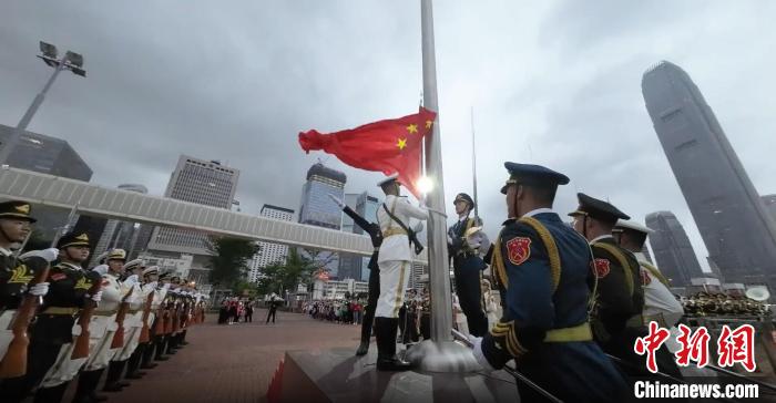 5月1日，驻港部队香港岛中区军用码头组织升国旗仪式。　驻港部队公众号视频截图 摄