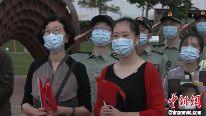 5月1日，驻港部队香港岛中区军用码头组织升国旗仪式，首次邀请来队亲属和官兵代表一起参加。　驻港部队公众号视频截图 摄