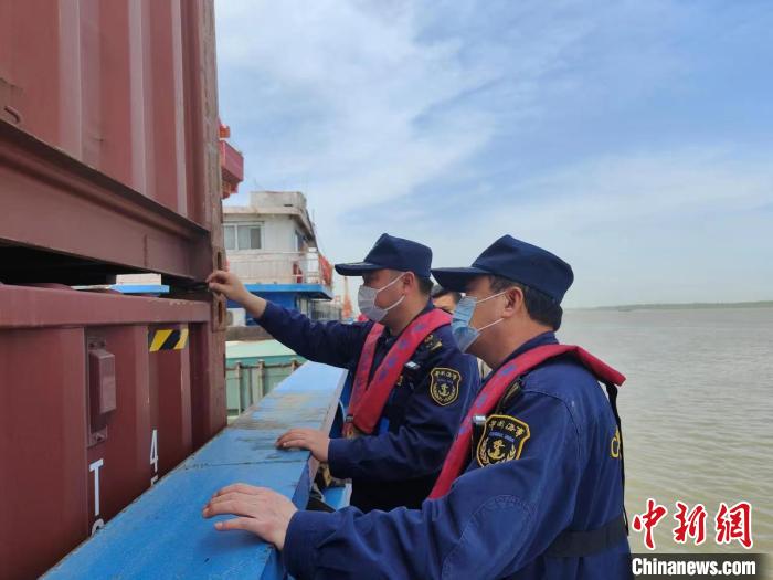 假期水路客运量激增长江海事全力保安全