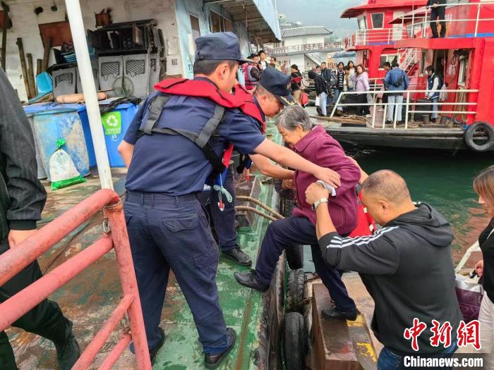 图为“五一”假期期间长江海事部门保障水上出行安全 长江海事局供图