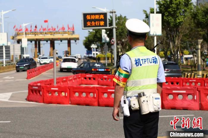 汕头交警加强对南澳岛景区重点路口的交通指引疏导。　蔡健新 摄