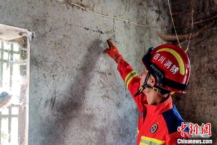 消防救援力量正在核查地震后房屋出现的裂缝情况。　宜宾消防 摄