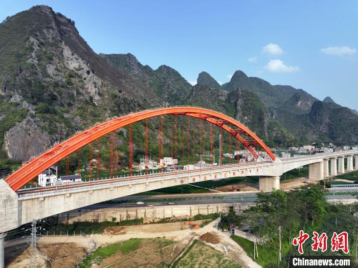 图为贵南高铁澄江双线特大桥，该桥是西南地域最大跨度高铁拱加劲不断梁。　蒋雪林 摄