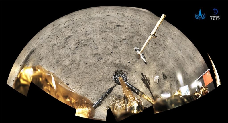 2020年12月4日，国家航天局公布了探月工程“嫦娥五号”探测器在月球表面国旗展示的照片。（图源：国家航天局）