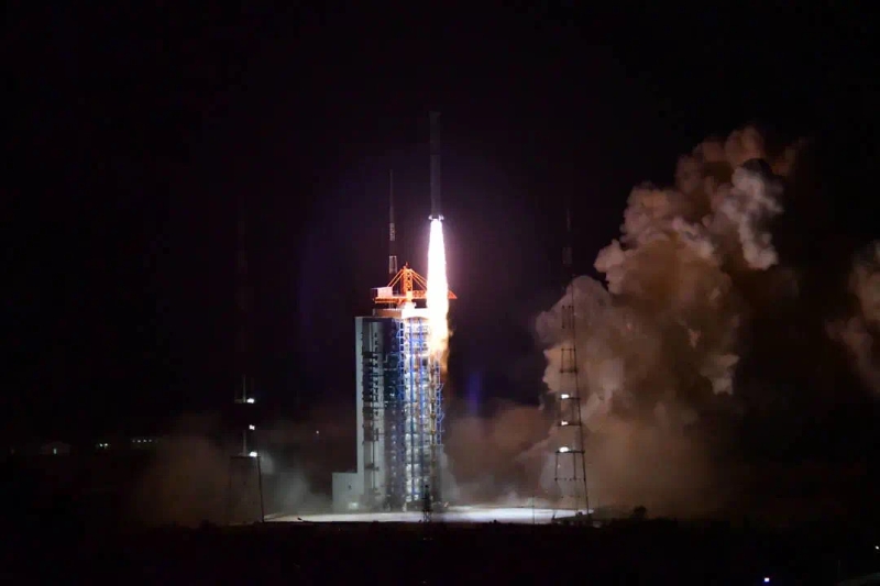 2021年10月14日18时51分，搭载着中国首颗太阳探测科学技术试验卫星“羲和号”的长征二号丁火箭在太原卫星发射中心成功发射。（图源：人民日报）