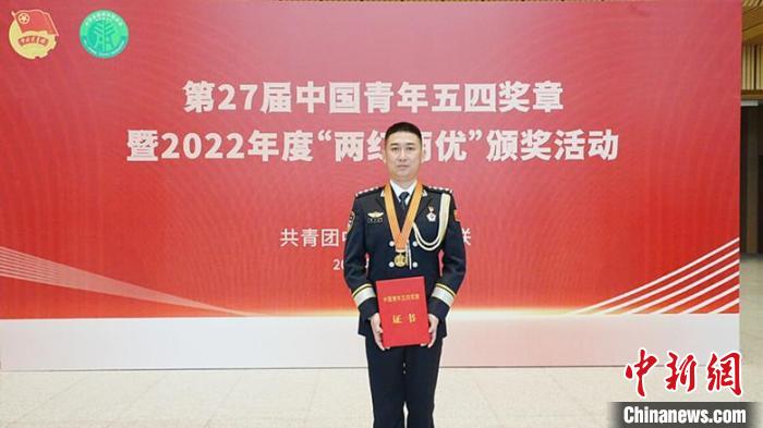 通讯：中国青年五四奖章获得者徐乃超：扎根北疆、携妻戍边的背后