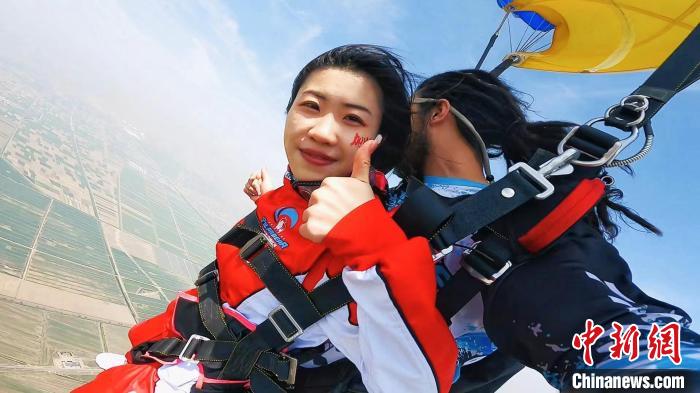 游客在天津体验跳伞运动。　受访者蒲勇供图