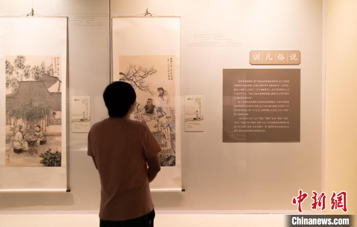 “五一”假期，游客在天津博物馆参观“善行天下——袁了凡”展览。　王在御 摄