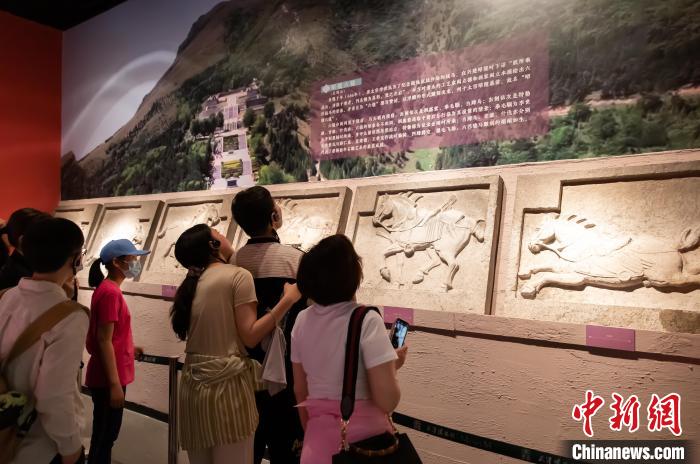 “五一”假期，游客在天津博物馆参观“天下长安——陕西唐代文物精华展” 王在御 摄