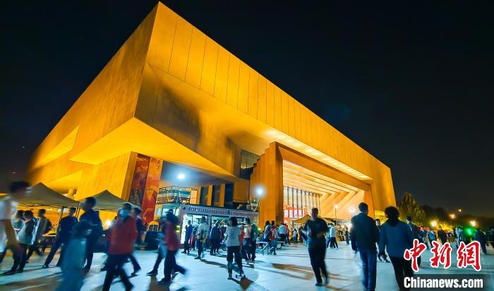 “五一”假期，天津博物馆门口夜市吸引众多游客参观游览。　王在御 摄
