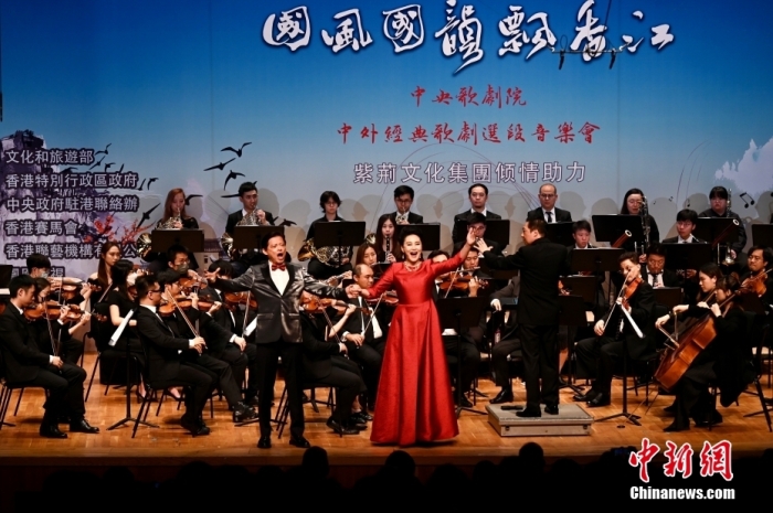 图为香港歌唱家莫华伦（前排左）等嘉宾表演。<a target='_blank' href='/'>中新社</a>记者 李志华 摄