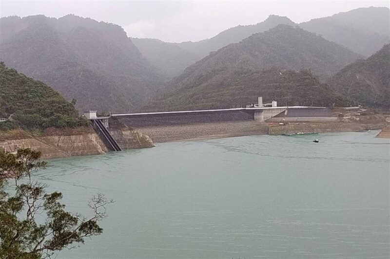 台湾曾文水库7日出现今年1月以来单日最高累积降雨量，至下午5时有36.7毫米，水库入流量虽有提高，但对蓄水挹注还需进一步观察。（图源：台湾“中央社”）