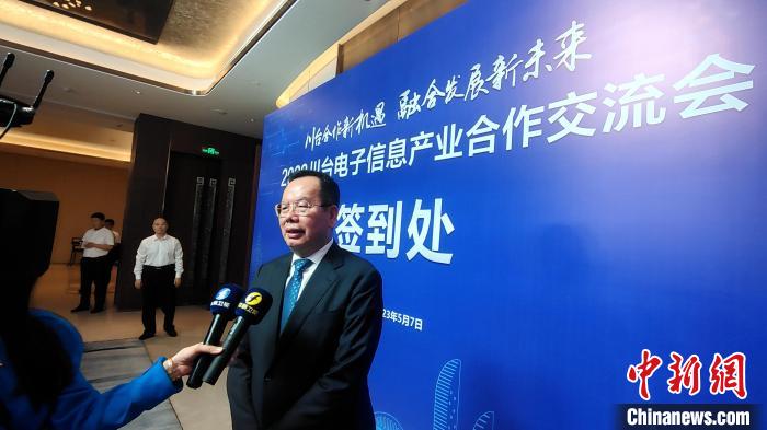 全国台企联常务副会长、宸展光电独立董事吴家莹接受媒体采访。　杨伏山 摄