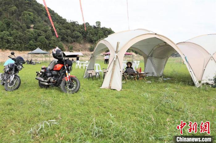 游客在帐篷中享受惬意午后。　古田县融媒体中心 供图